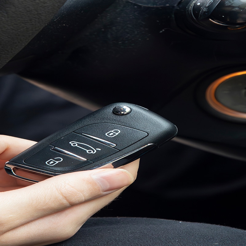 Excavation au Coucher du Soleil : Travaux Lourds et Lumière Dorée Godet d'excavatrice jaune déversant de la terre et des roches au coucher du soleil dans une carrière, créant une forte lueur dorée.